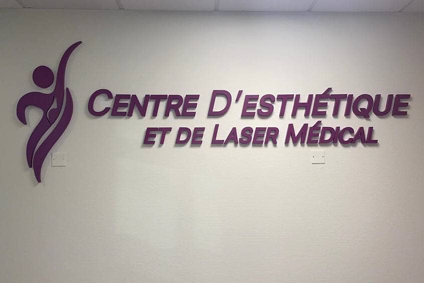 enseigne commerciale sans éclairage en aluminium laqué - centre esthétique