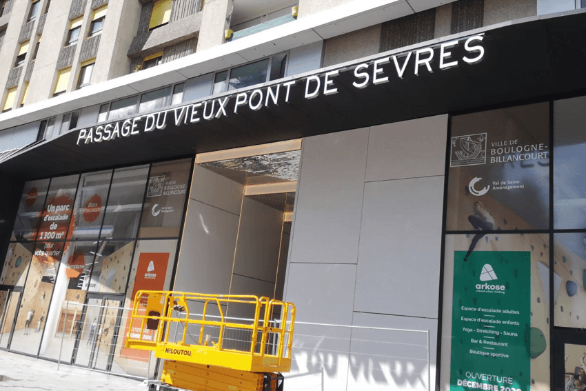 enseigne lumineuse éclairage direct en inox