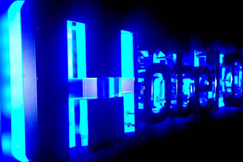 enseigne lumineuse rétro éclairage - hôtel