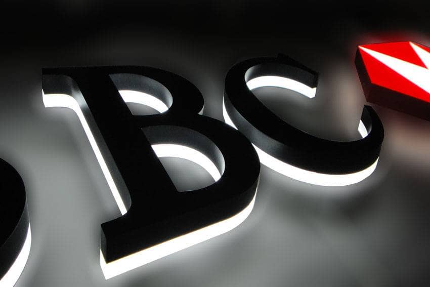 enseigne lumineuse avec semelle débordante