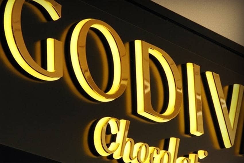 enseigne lumineuse avec semelle débordante en titanium gold miroir