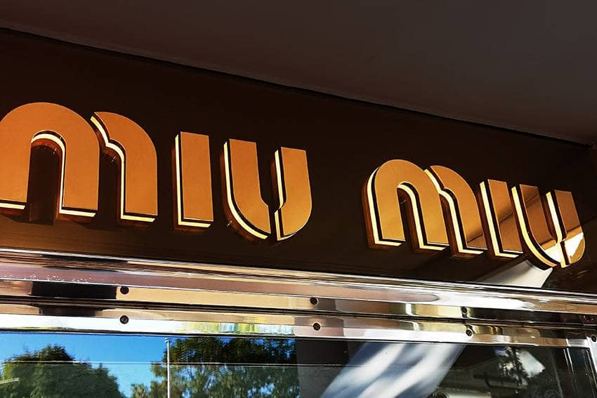 enseigne lumineuse avec semelle débordante en titanium gold miroir