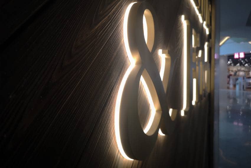 enseigne lumineuse avec semelle débordante en aluminium laqué
