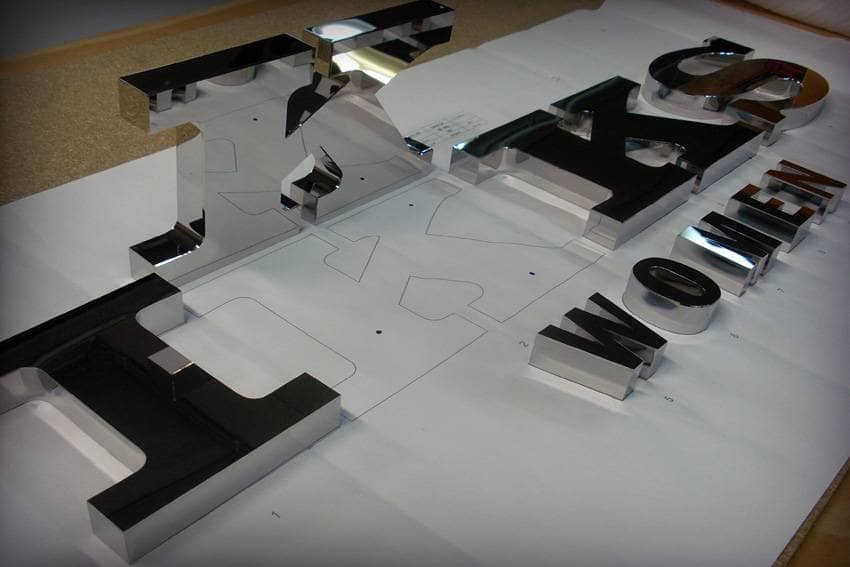 fabricant d'enseigne professionnelle en inox miroir