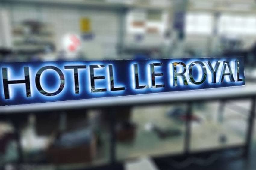 enseigne professionnelle en inox miroir pour hôtel