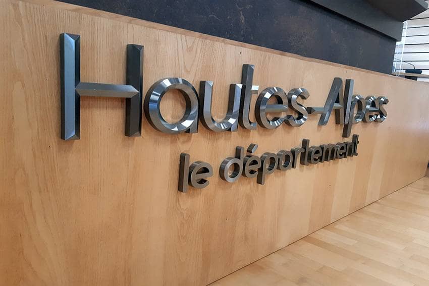enseigne professionnelle en lettres prismatiques inox