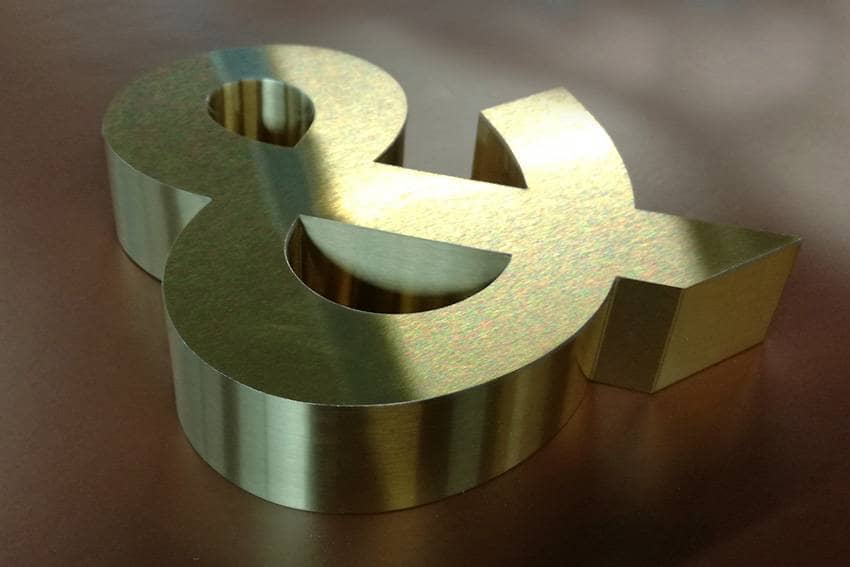 Enseigne relief laiton or brossé - titanium
