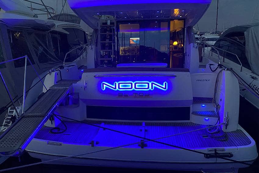 enseigne lumineuse pour bateau inox et plexi