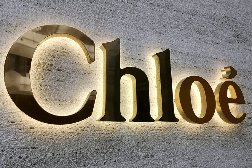 enseigne lumineuse en lettres or miroir en inox
