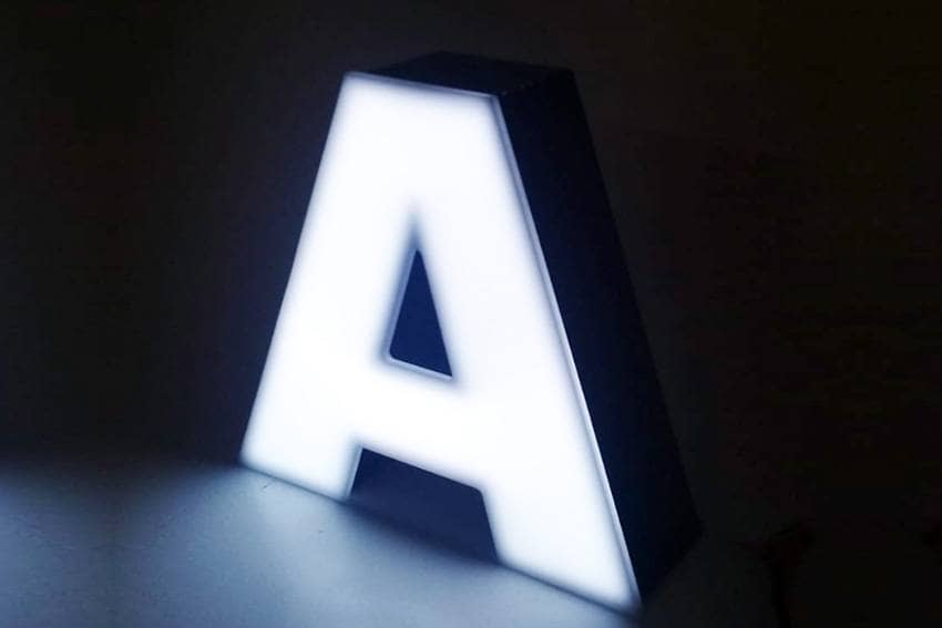 enseigne éclairage direct lettre alu avec face plexi