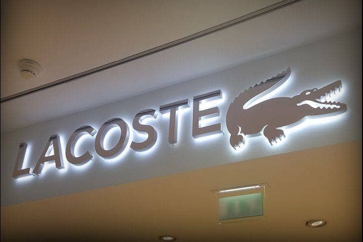 Logo en relief en inox miroir — Lacoste
