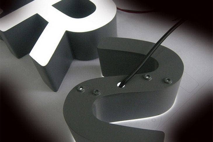 enseigne aluminium laqué avec face plexi éclairée
