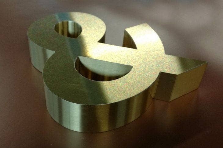 enseigne en titanium gold brossé