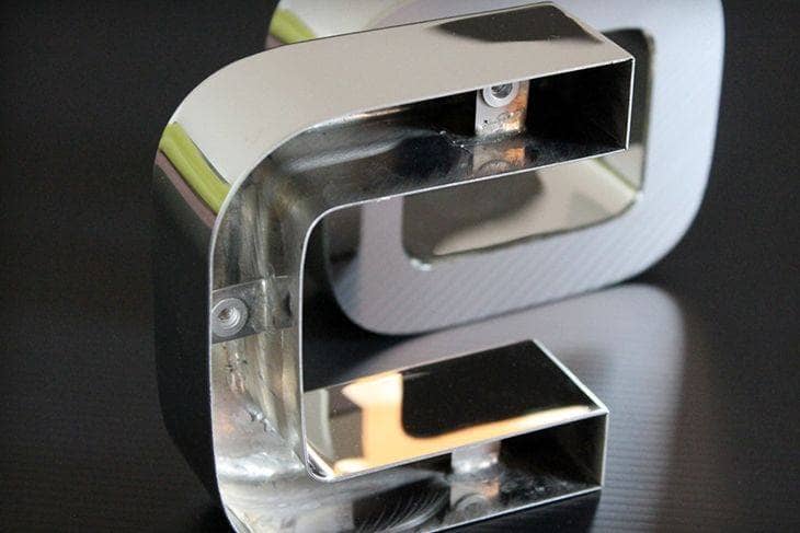 Inserts et tiges filetées à l’arrière de lettres relief en inox