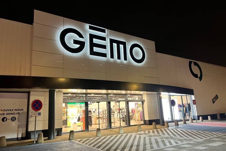 Enseigne GEMO en lettres relief à éclairage latéral