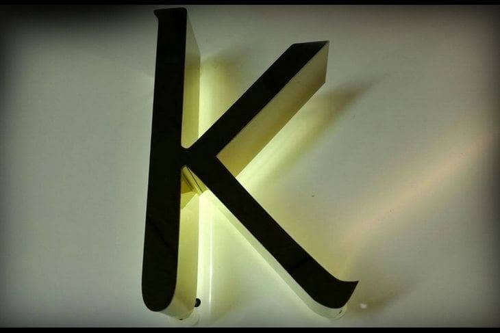 Lettres boitier avec éclairage blanc chaud en titanium gold miroir