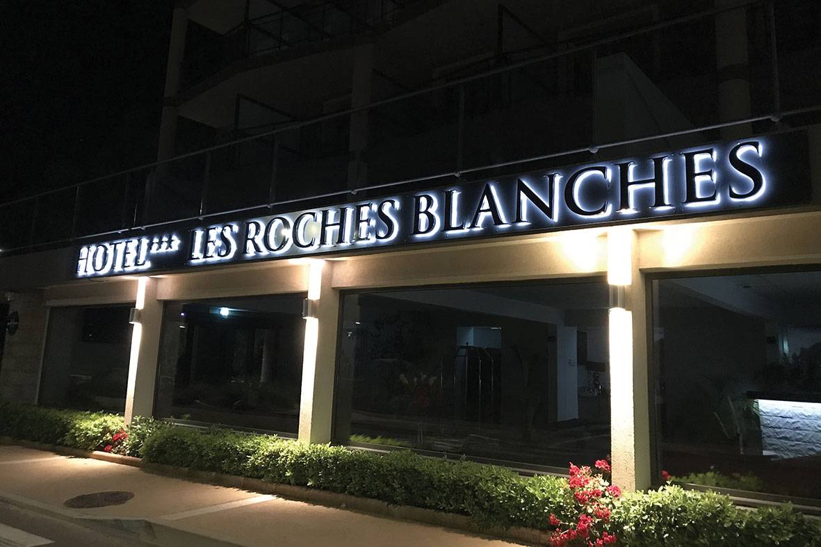 Enseigne rétroéclairée de l’hôtel Les Roches Blanches