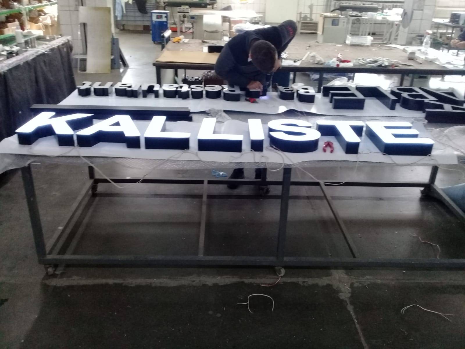 Lettres boîtier lumineuses en cours de fabrication dans notre atelier