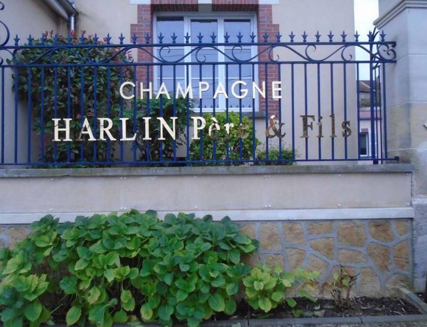 Enseigne dorée du champagne Harlin