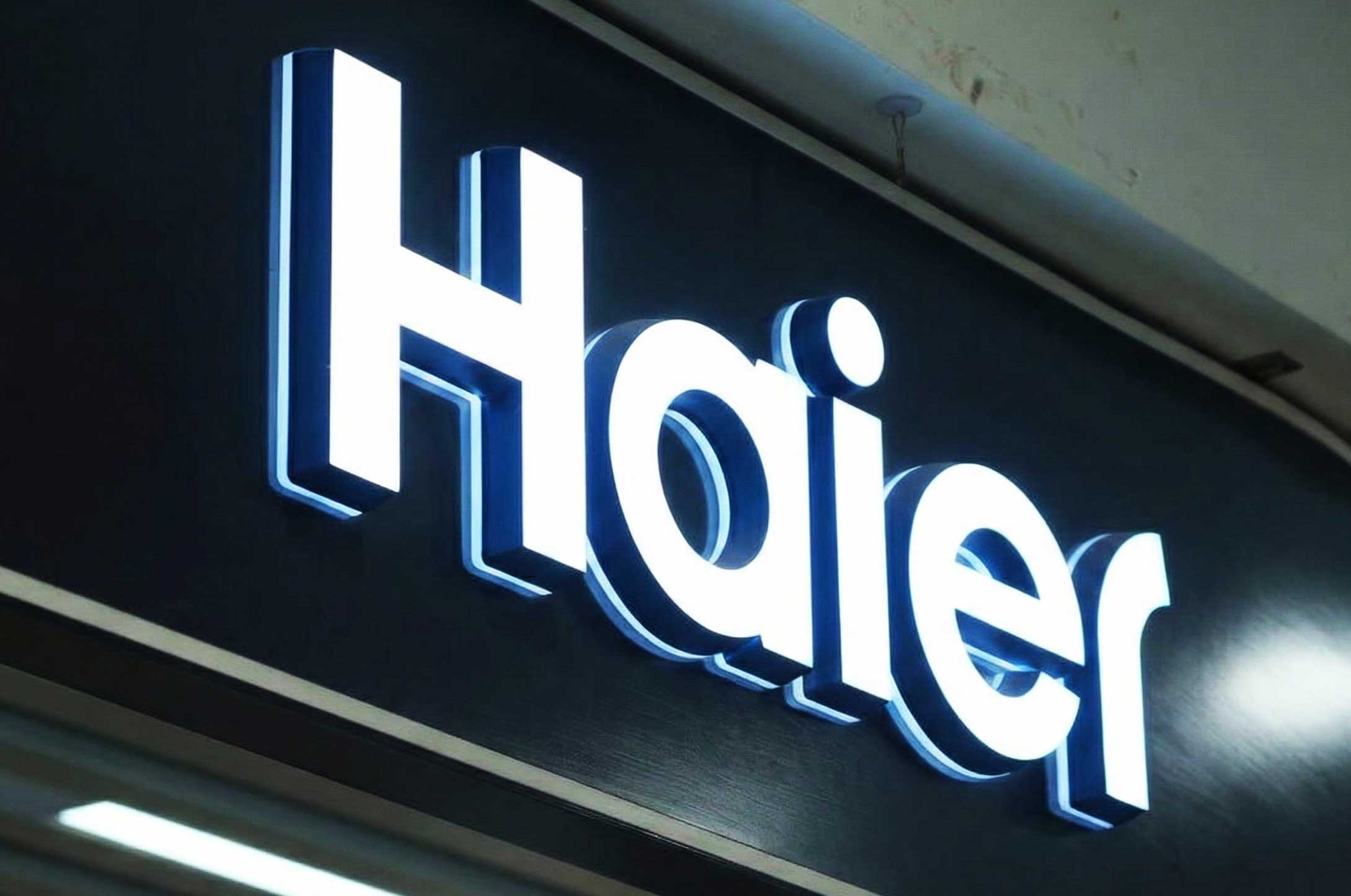 Enseigne Haier avec éclairage direct - intérieur de centre commercial