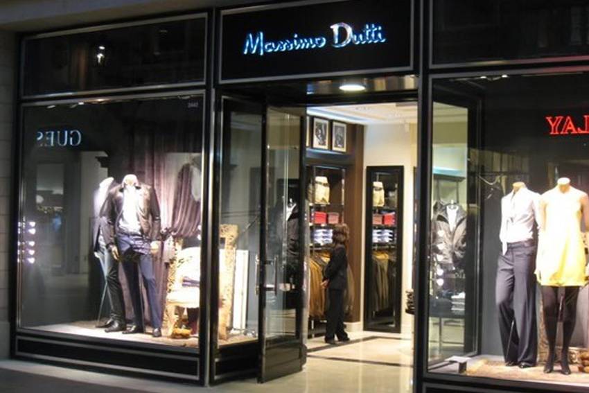 Enseigne lumineuse de la boutique Massimo Dutti