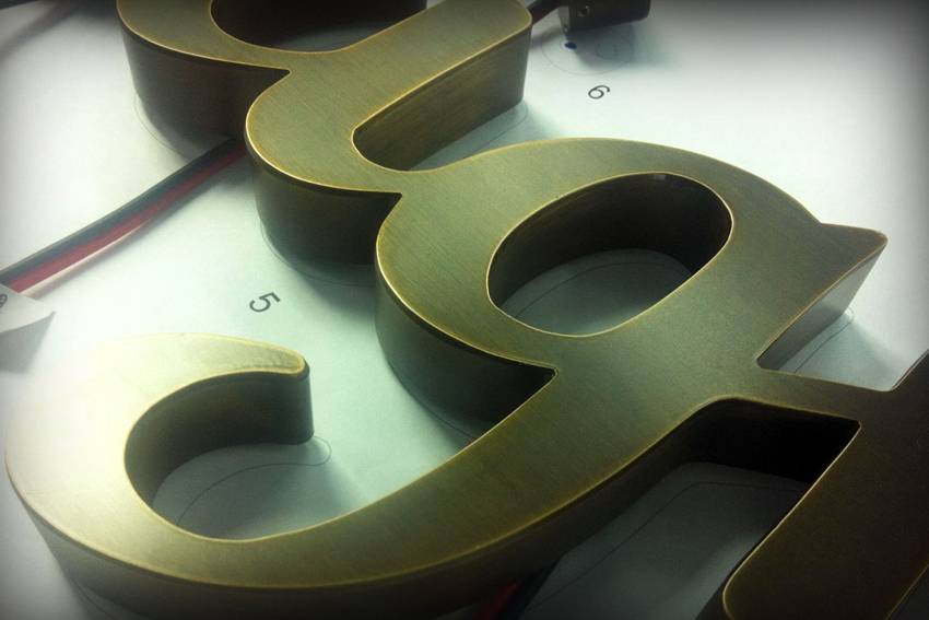 Lettres boîtier en bronze vieilli