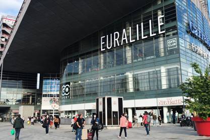 Enseigne lumineuse du centre commercial Euralille à Lille