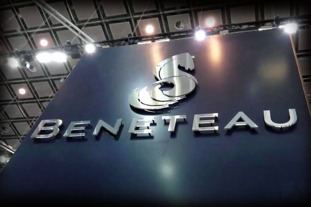enseigne inox pour stand expo Beneteau