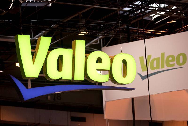 Enseigne en lettres relief pour le stand Valeo