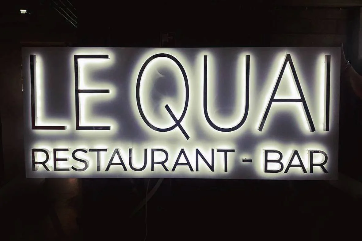 enseigne publicitaire pour restaurant et hôtel - restaurant le quai - inox 316 miroir