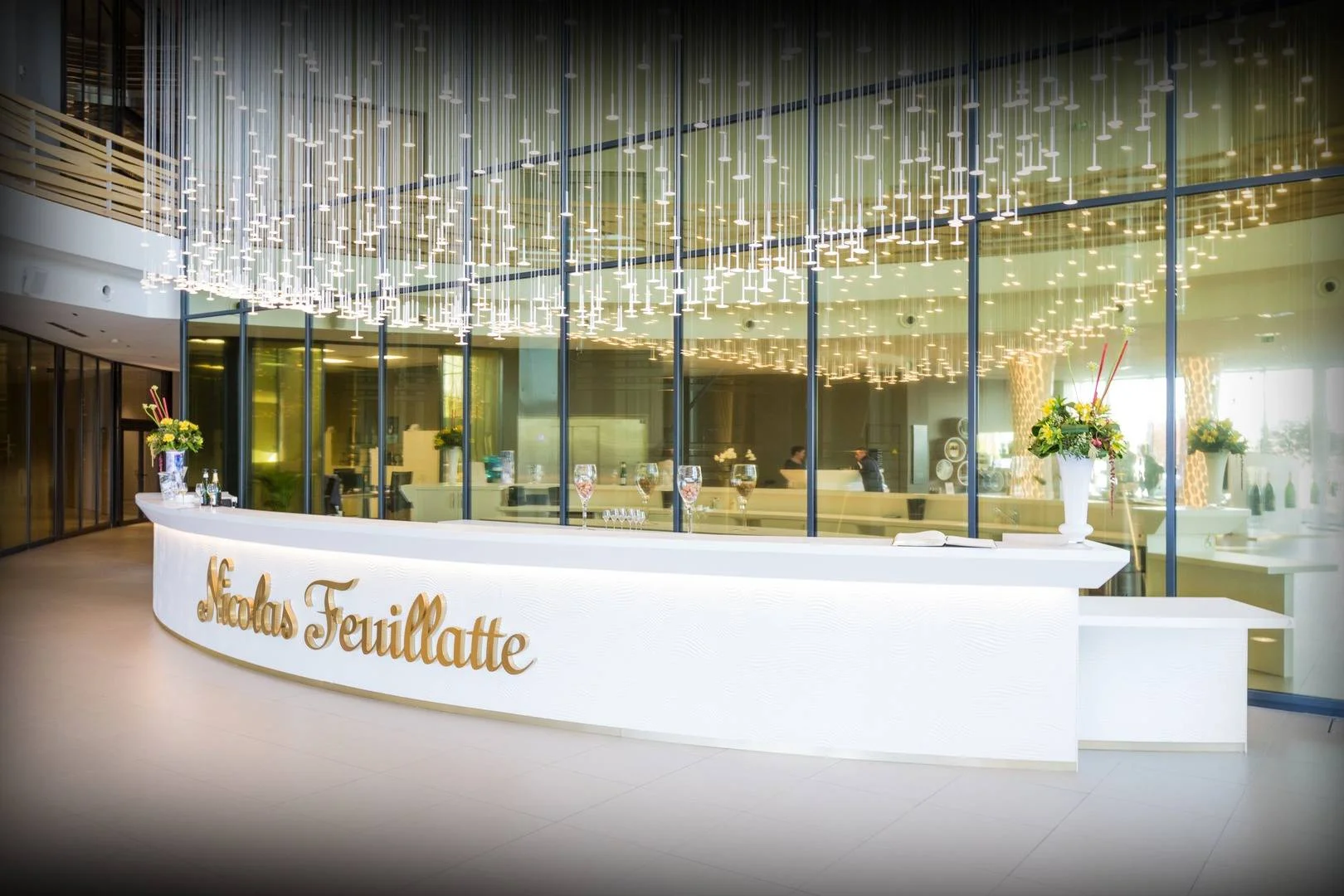 Des enseignes pétillantes pour les caves de Champagne - matière titanium gold brossé