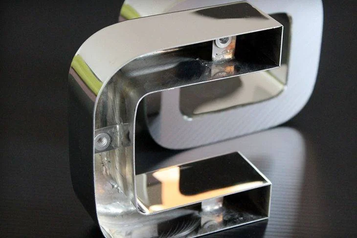 installation facile enseigne lumineuse - insert de tiges filetées