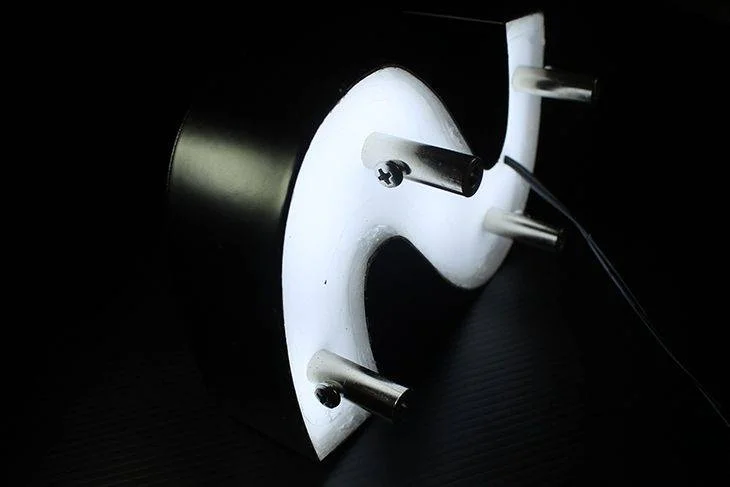 installation de lettres en relief - plexi insert écarteurs démontables