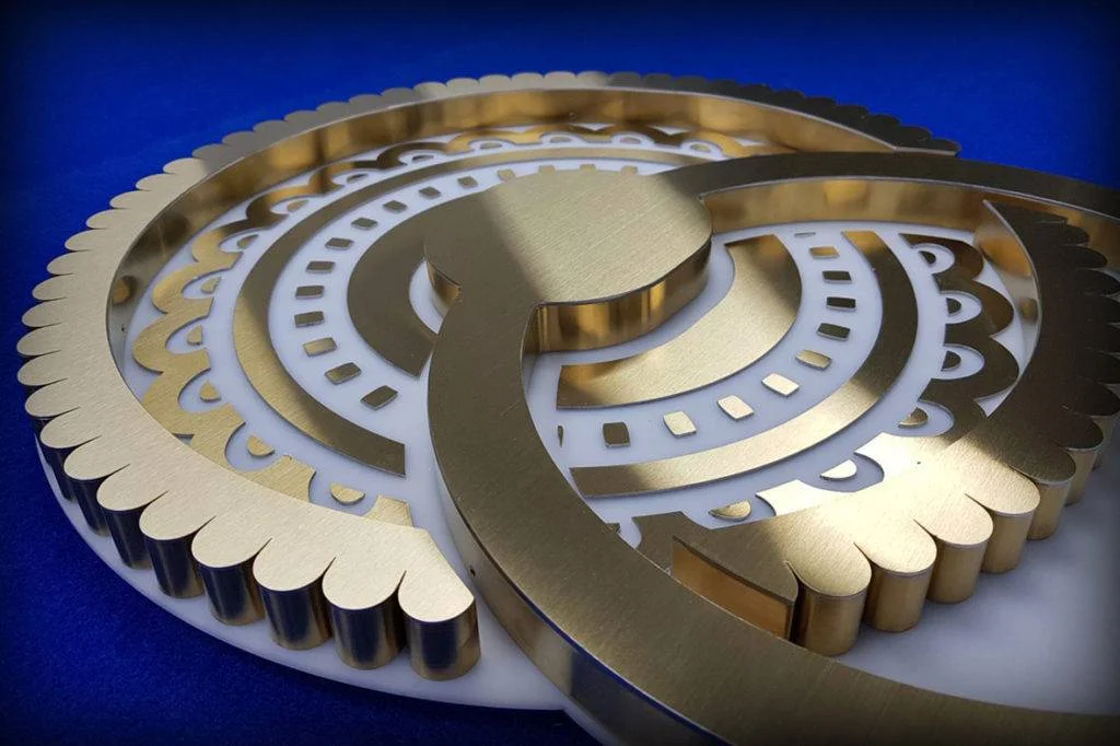 logo en titanium gold brossé