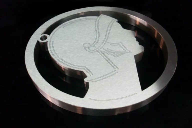 logo publicitaire inox brossé pour enseigne commerciale