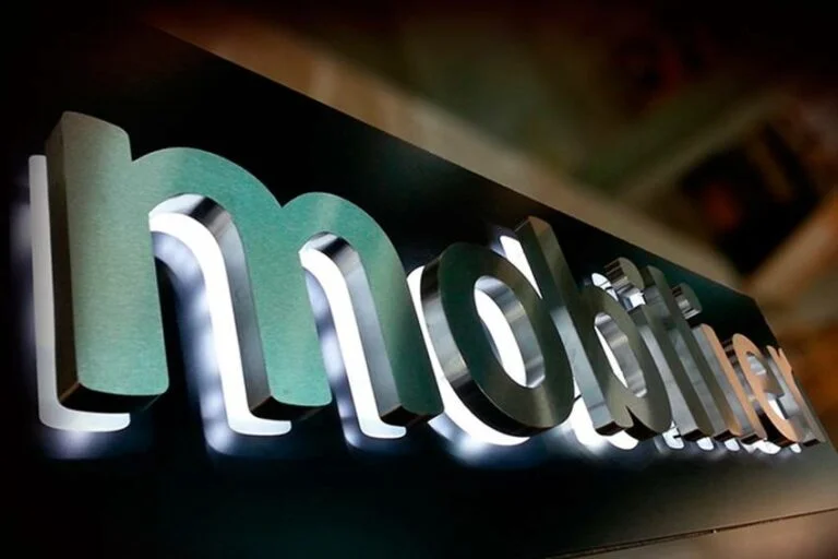 enseigne rétro-éclairée lettrage inox brossé