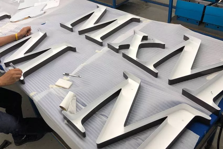 fabricant lettres relief pour enseigne - Max Mara - aluminium laqué